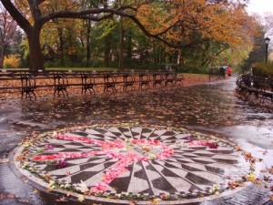 Il monumento in Central Park dedicato a John Lennon dalla città di Napoli