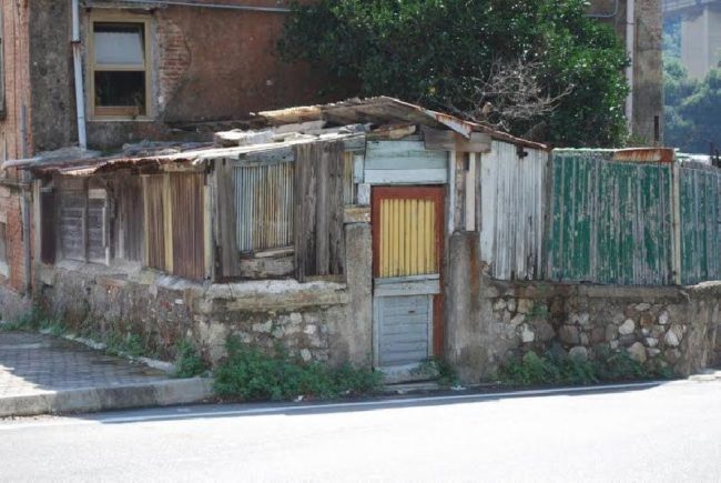Messina. Una delle centinaia di baracche (Foto: Multimedia.it) 